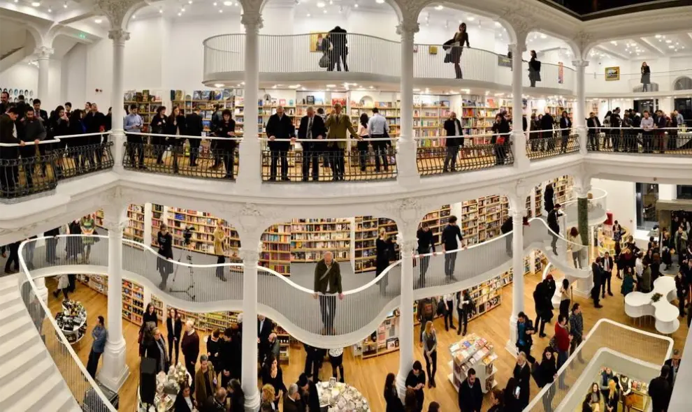 Carturesti Carusel upper floors bookshelves